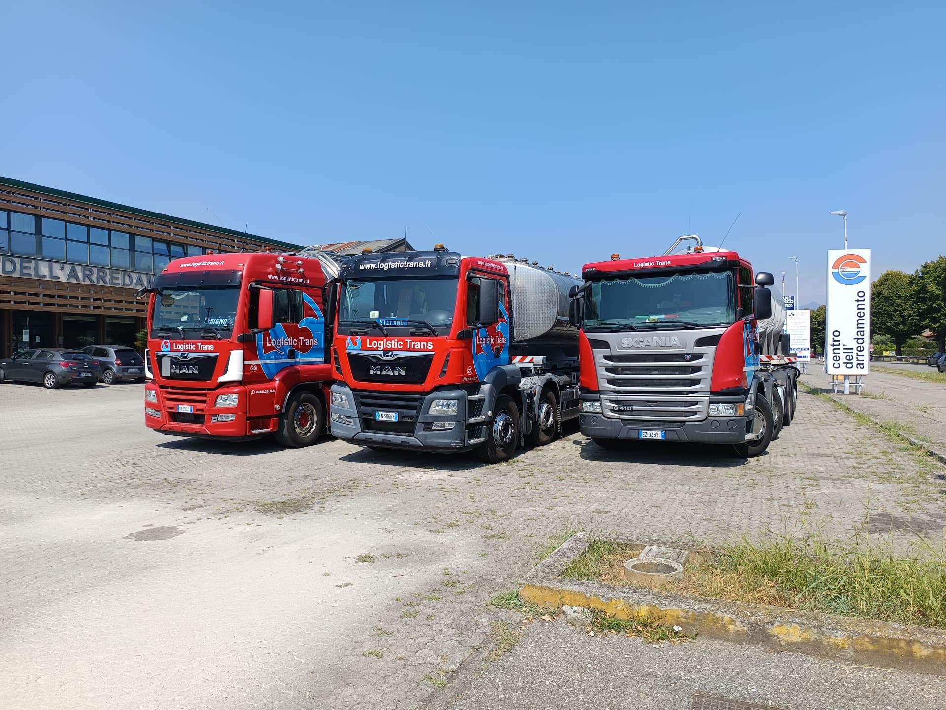 I mezzi Logistic Trans alla sede