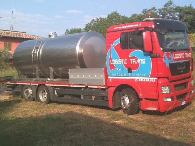 Autocisterna Logistic Trans con cisterna in acciaio inox