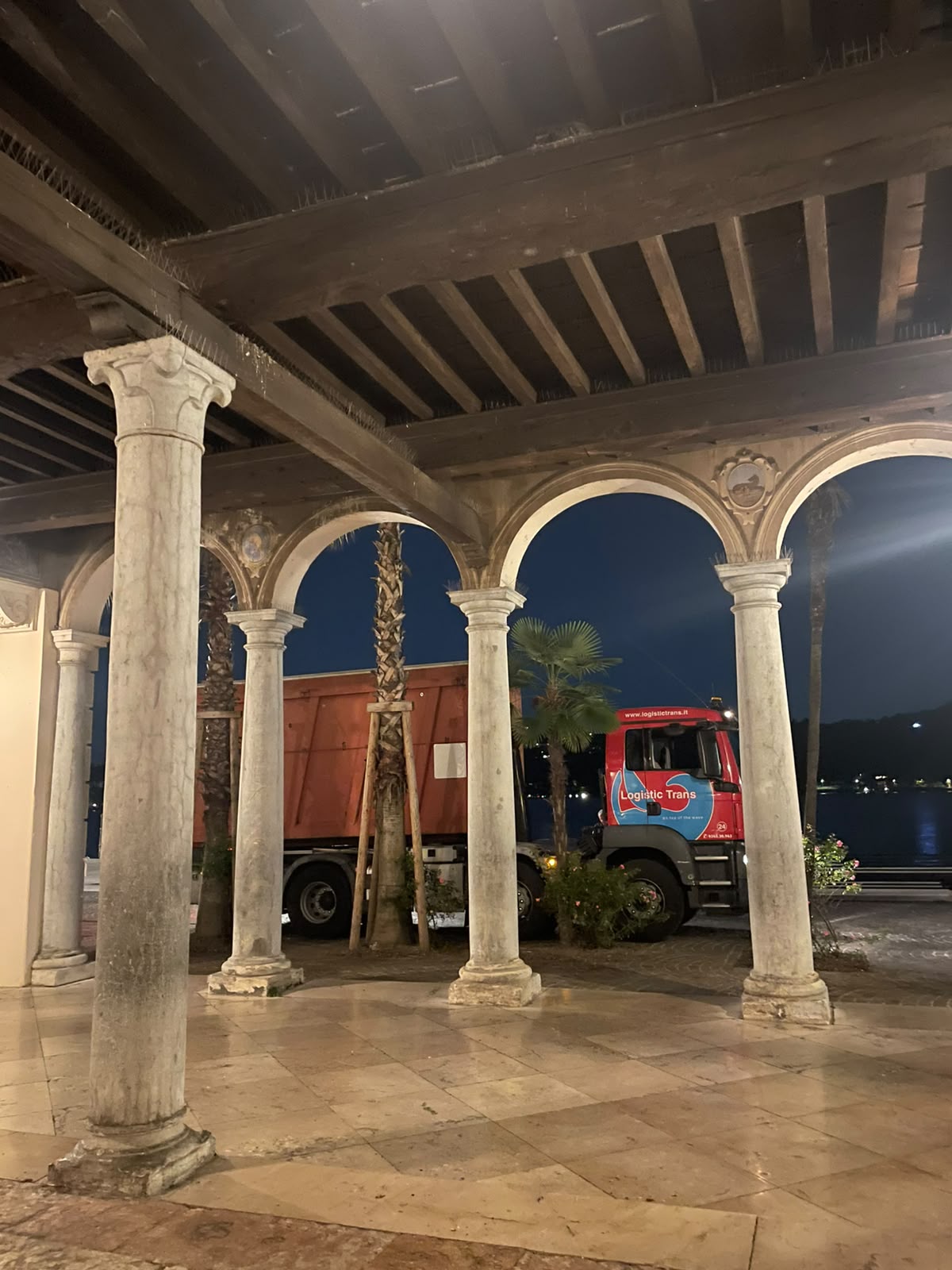 Camion Logistic Trans sotto il colonnato di un lungolago
