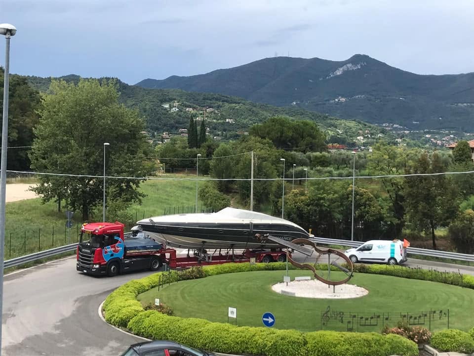 Barca a motore in trasferimento