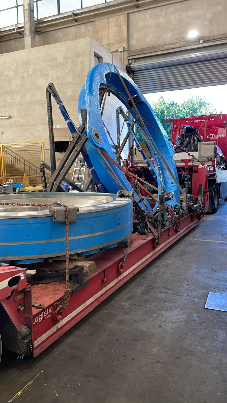 Scafi sportivi in carico nel capannone
