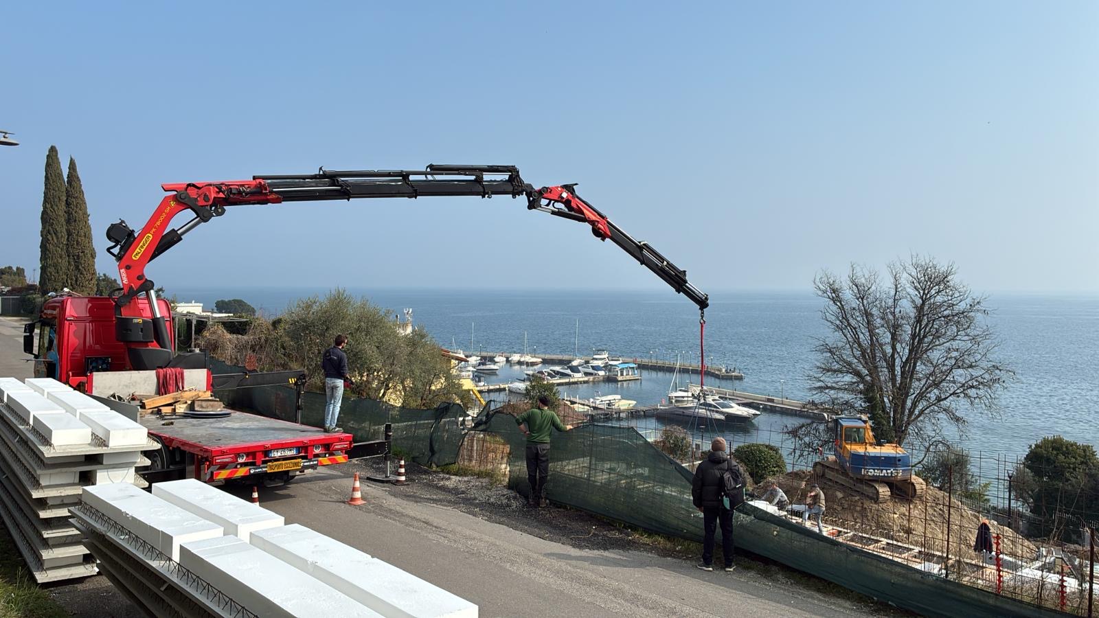 Movimentazione con gru sul lago