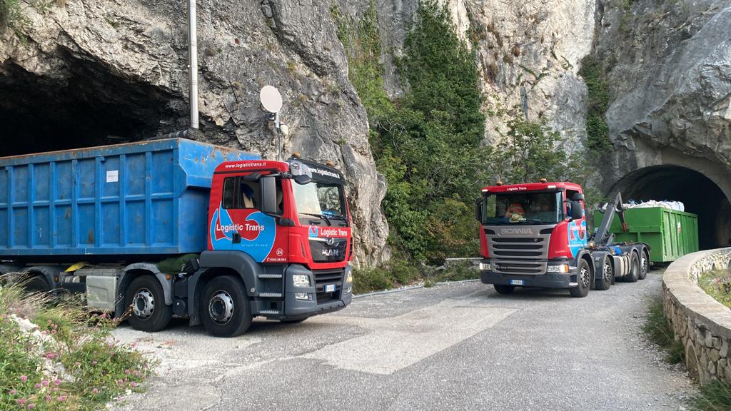 Scarrabili per rifiuti su strada di montagna