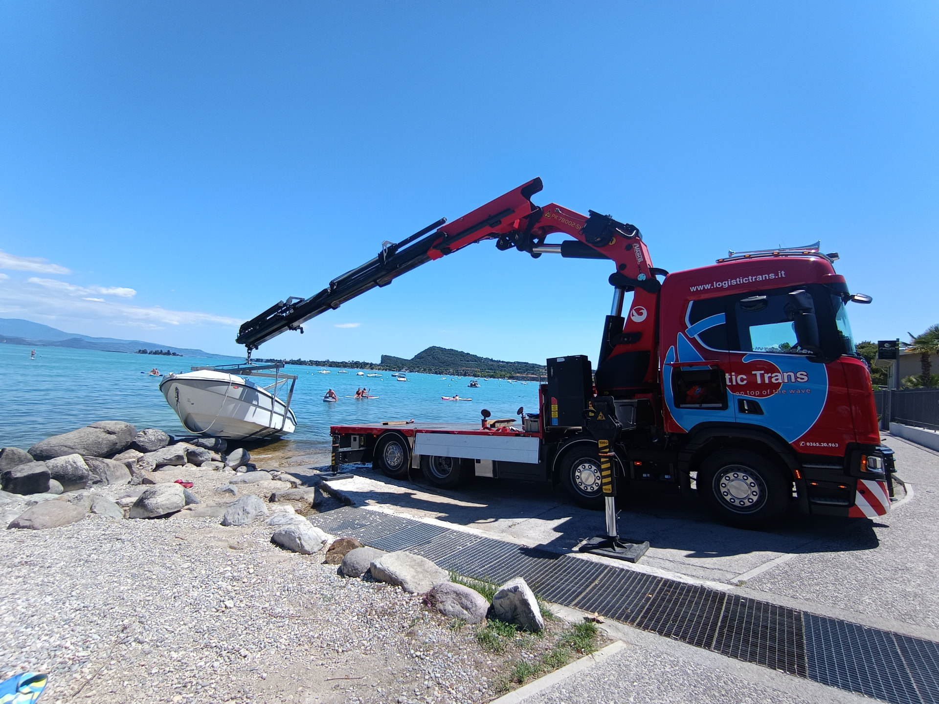 Autocarro Logistic Trans con gru sulla riva del lago