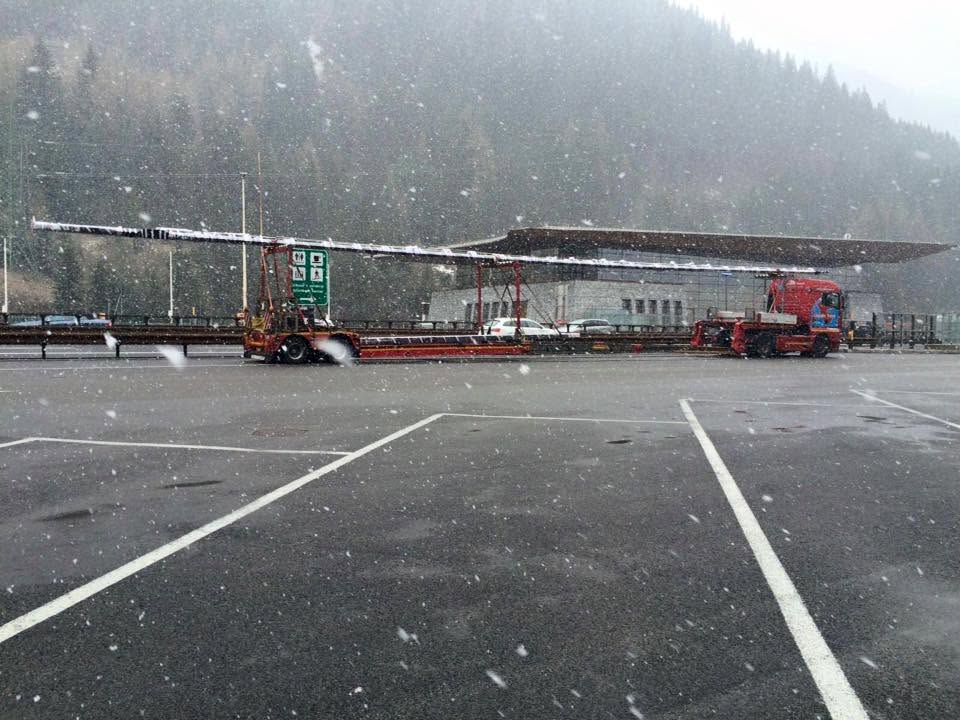 Carico lungo in transito sotto la neve