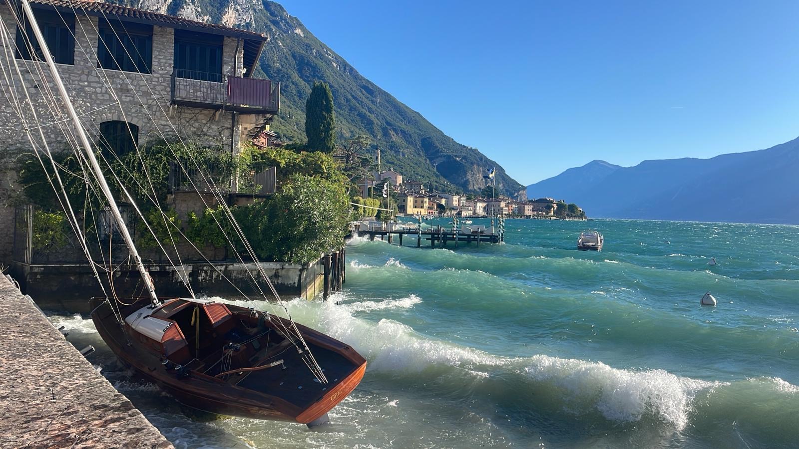 Imbarcazione in acqua sul lago