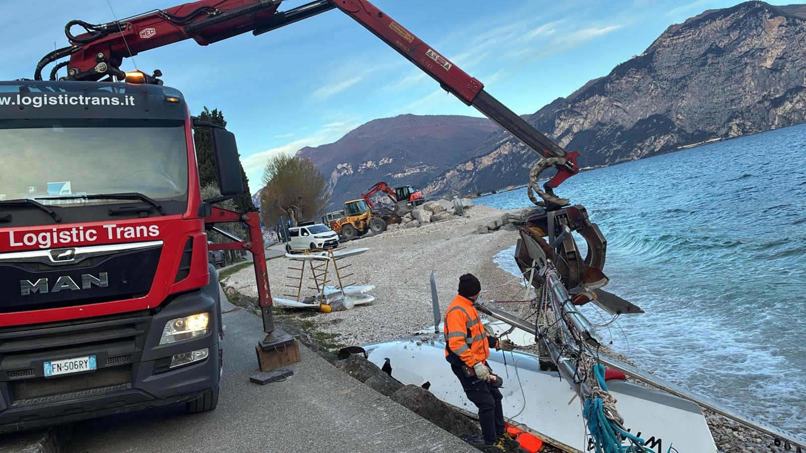 Operazione di recupero con ragno sul lago