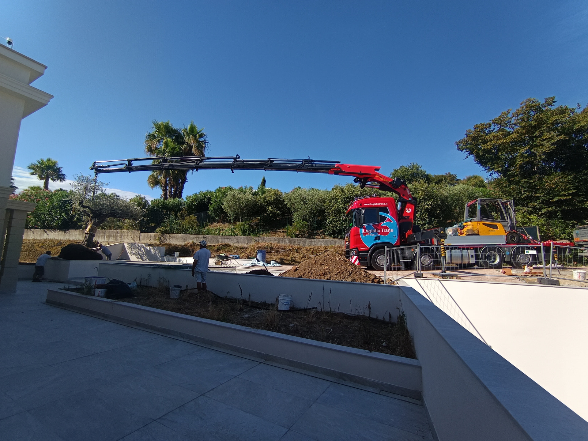 Gru al lavoro in cantiere