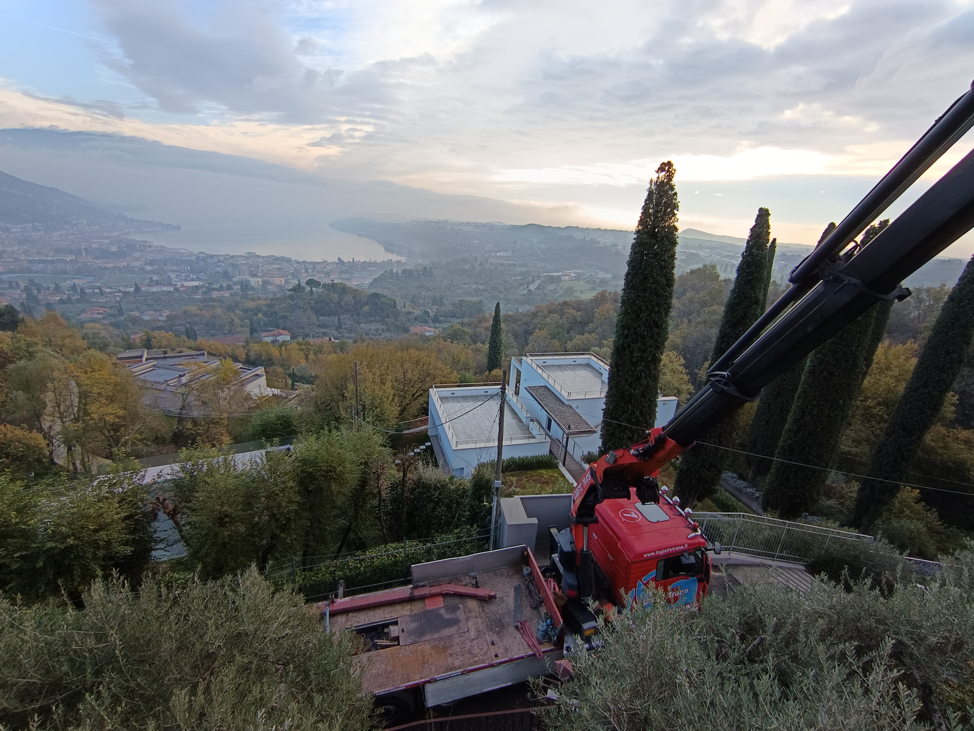Autocarro con gru sulle colline del lago