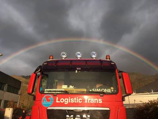 Autocarro Logistic Trans sotto l'arcobaleno