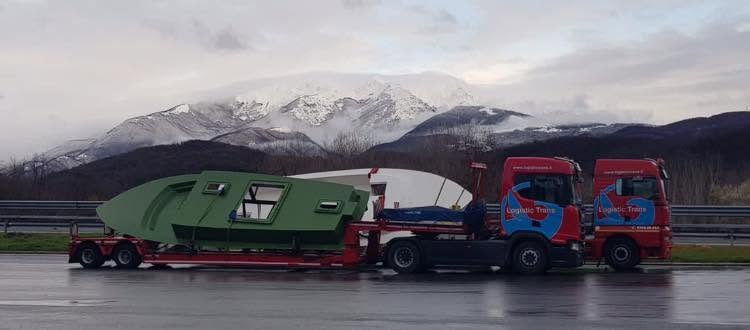 Scafo fuori sagoma tra le montagne