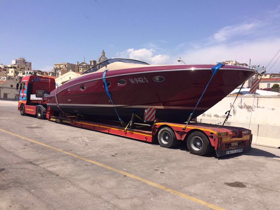 Yacht a motore su semirimorchio ribassato