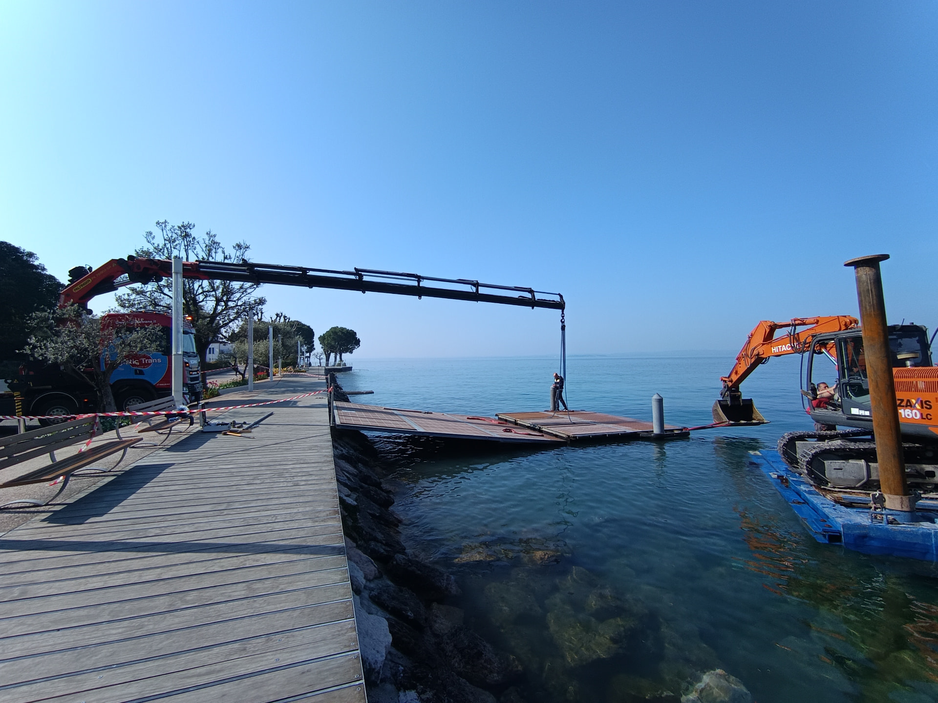 Movimentazione con gru presso un pontile